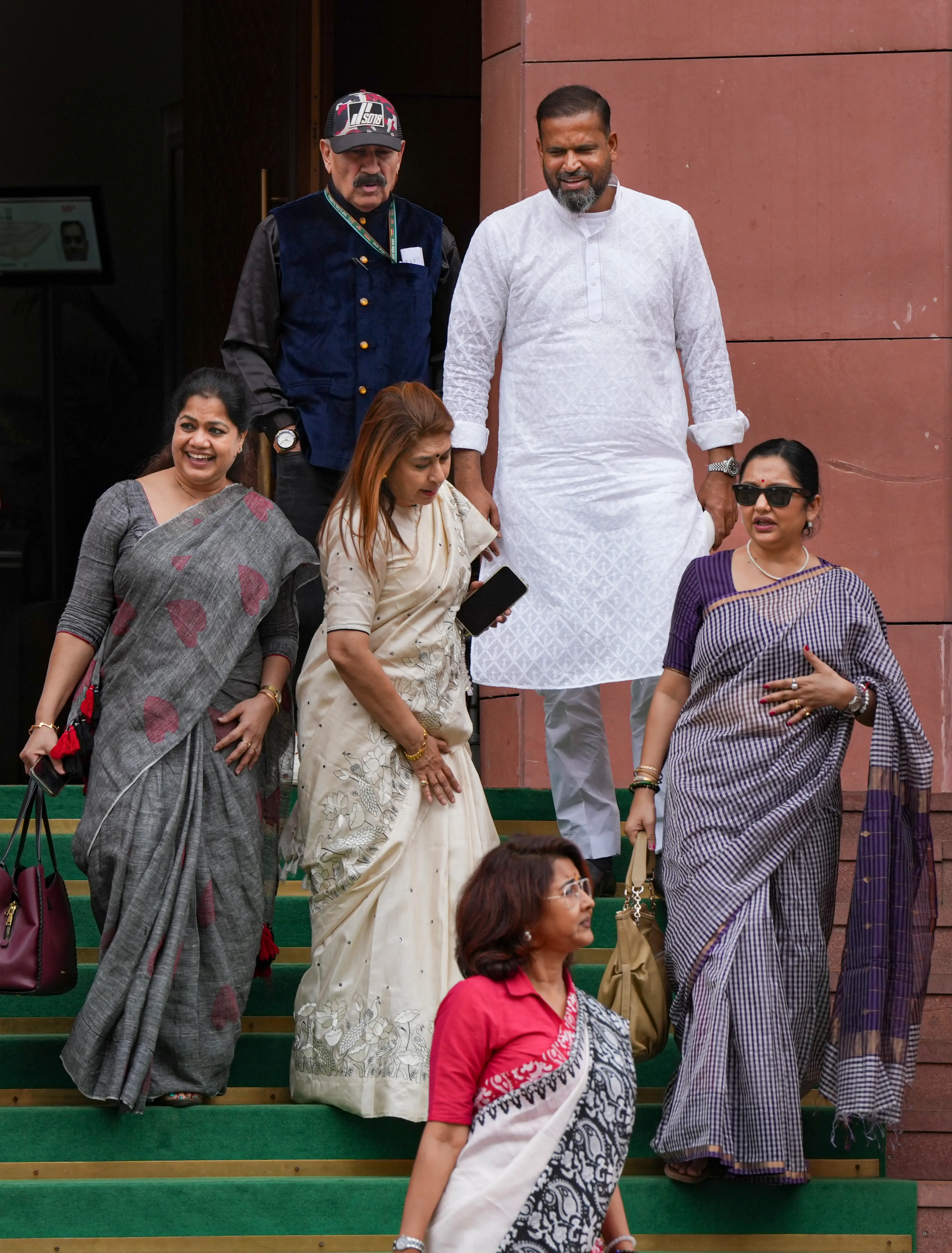 പാര്ലമെന്റിലെത്തിയ യൂസുഫ് പത്താനടക്കമുള്ള എംപിമാര് |ഫോട്ടോ:PTI