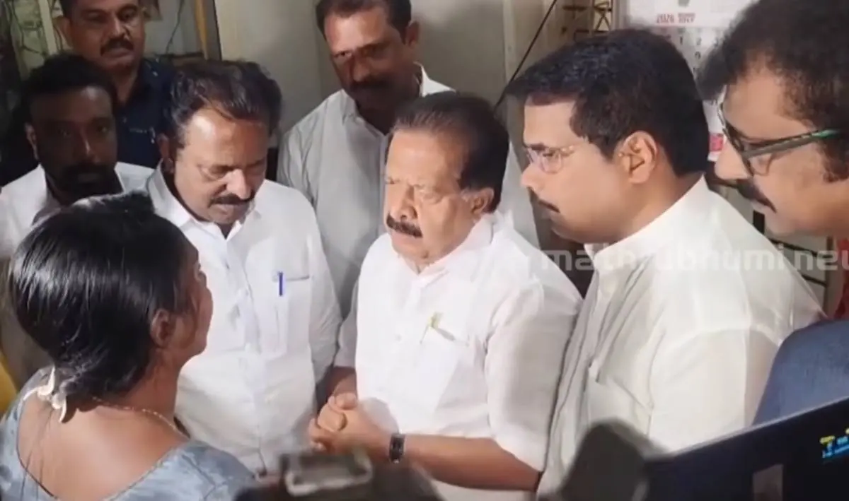ജോണിൻ്റെ വീട്ടിലെത്തിയ മന്ത്രി കുടുംബാംഗങ്ങളോട് സംസാരിക്കുന്നു | Photo: screengrab/mathrubhumi news