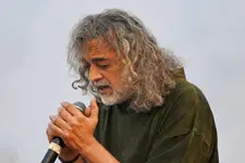 യാത്ര മൃതശരീരം പൊതിയുന്ന തുണിയുമായി, ലക്കി അലിയുടെ വാക്കുകളിൽ കണ്ണീരണിഞ്ഞ് ആരാധകർ