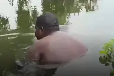 ‘ജിന്ന് കയറി, ശരീരത്തിൽ പൊള്ളൽ അനുഭവപ്പെടുന്നു’; ബംഗാളിൽ ദിവസങ്ങളോളം കുളത്തിൽ കഴിഞ്ഞ് പതിനാറുകാരൻ