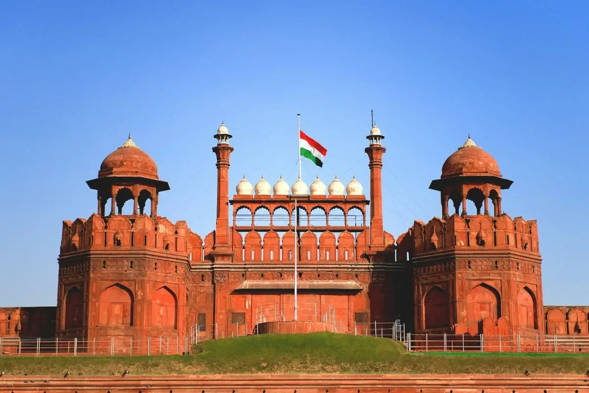 Security personnel stand guard outside the Red Fort in New Delhi on Tuesday, a day after a deadly car blast near its metro gate killed eight people. The historic monument has been sealed for 72 hours as police widen their search for suspects across the city. Photo: PTI