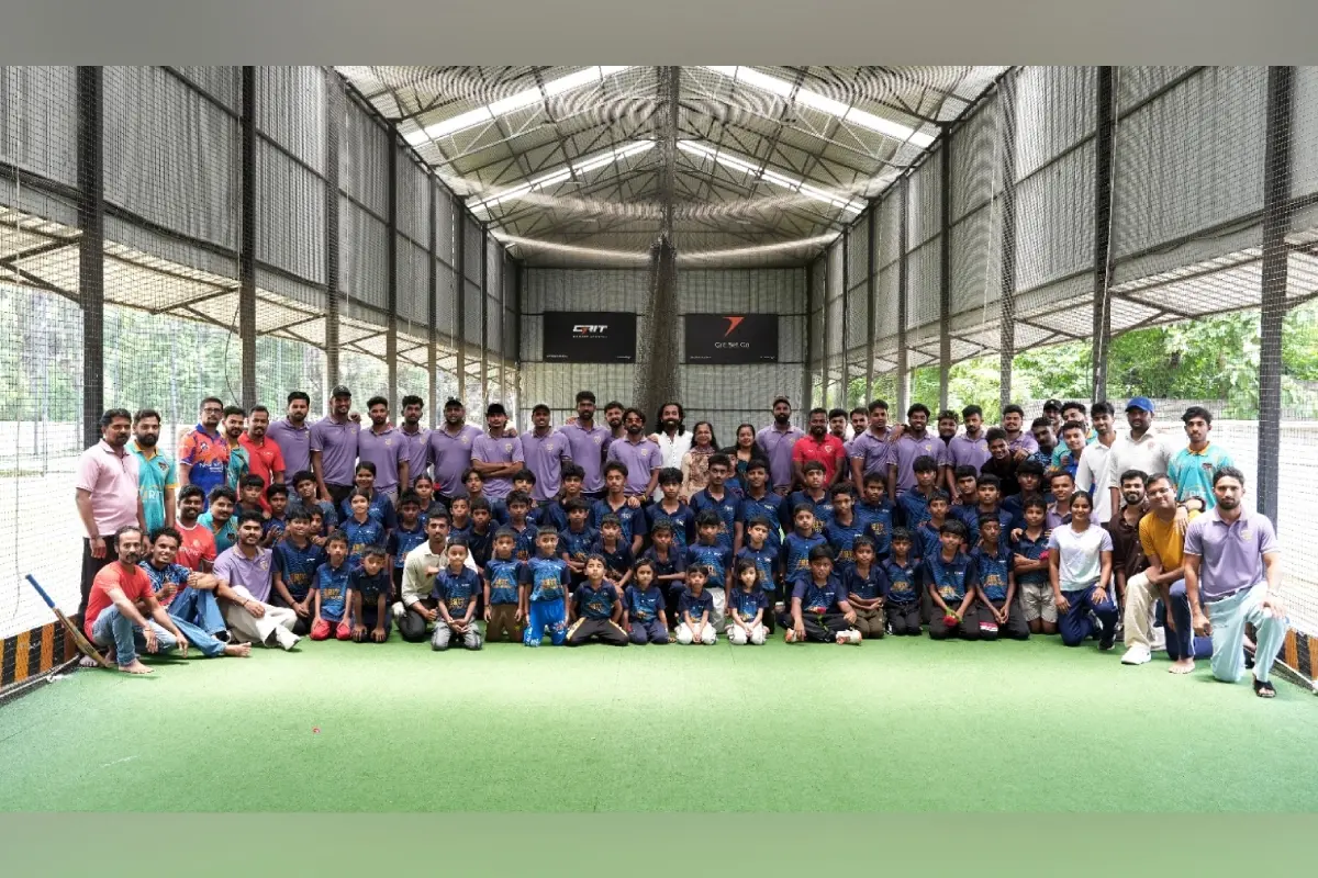 ആലപ്പി റിപ്പിൾസ് ടീം അംഗങ്ങൾ കൊല്ലങ്കോട് ഗ്രിറ്റ് സ്പോർട്സ് ഹബ്ബ് അക്കാദമിയിൽ കുട്ടികൾക്കൊപ്പം