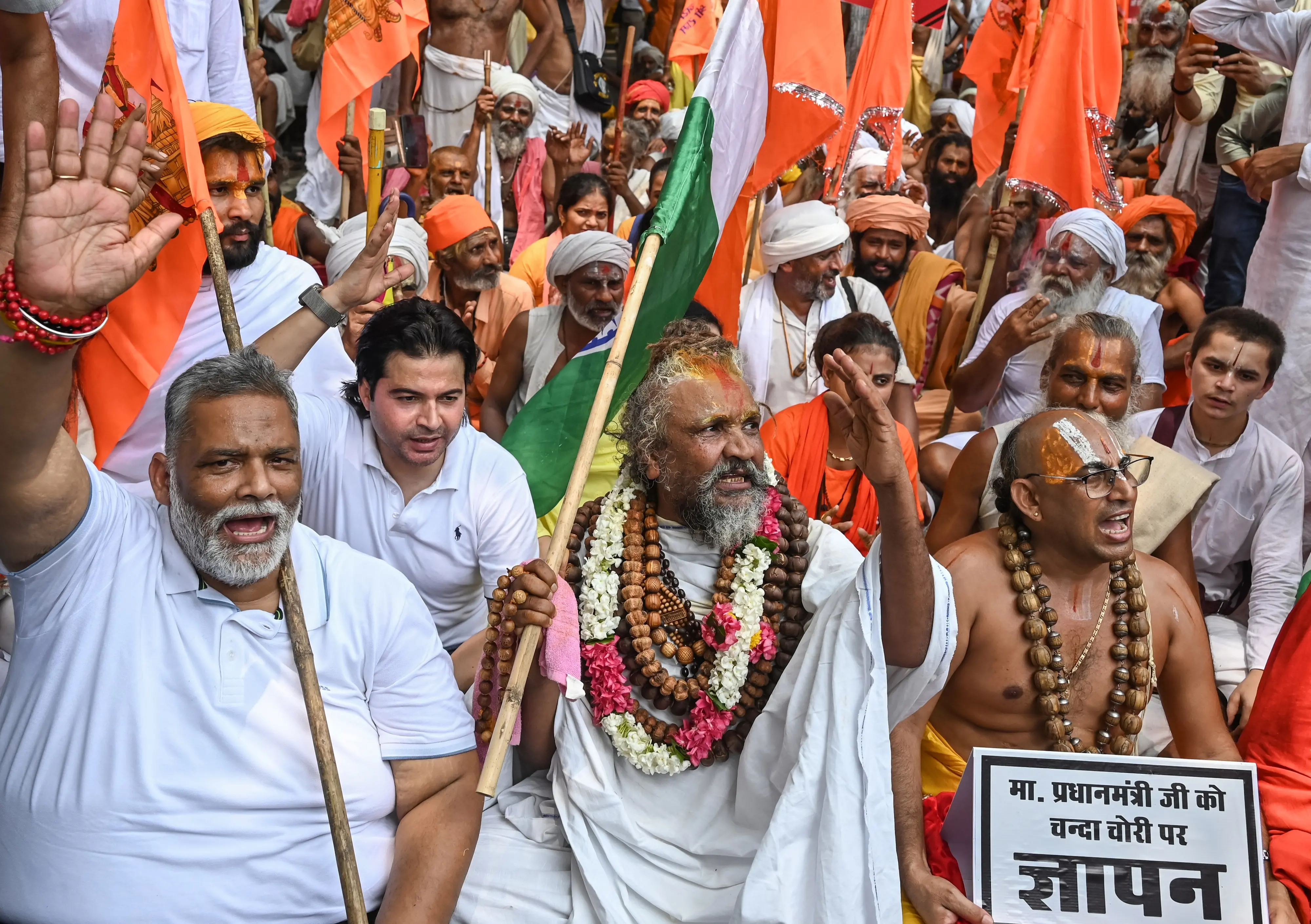 പ്രതിഷേധ മാർച്ചിൽ സന്യാസിമാർക്കൊപ്പം സ്വതന്ത്ര എംപി പപ്പു യാദവ് | PHOTO: REUTERS