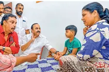 ‘ഇനിയൊരാൾക്കും എന്റെ ഗതി ഉണ്ടാകരുത്’; മുഖ്യമന്ത്രിയുടെ കൈ പിടിച്ച് രേഷ്മ; ആരോഗ്യം നോക്കാൻ നിർദേശം