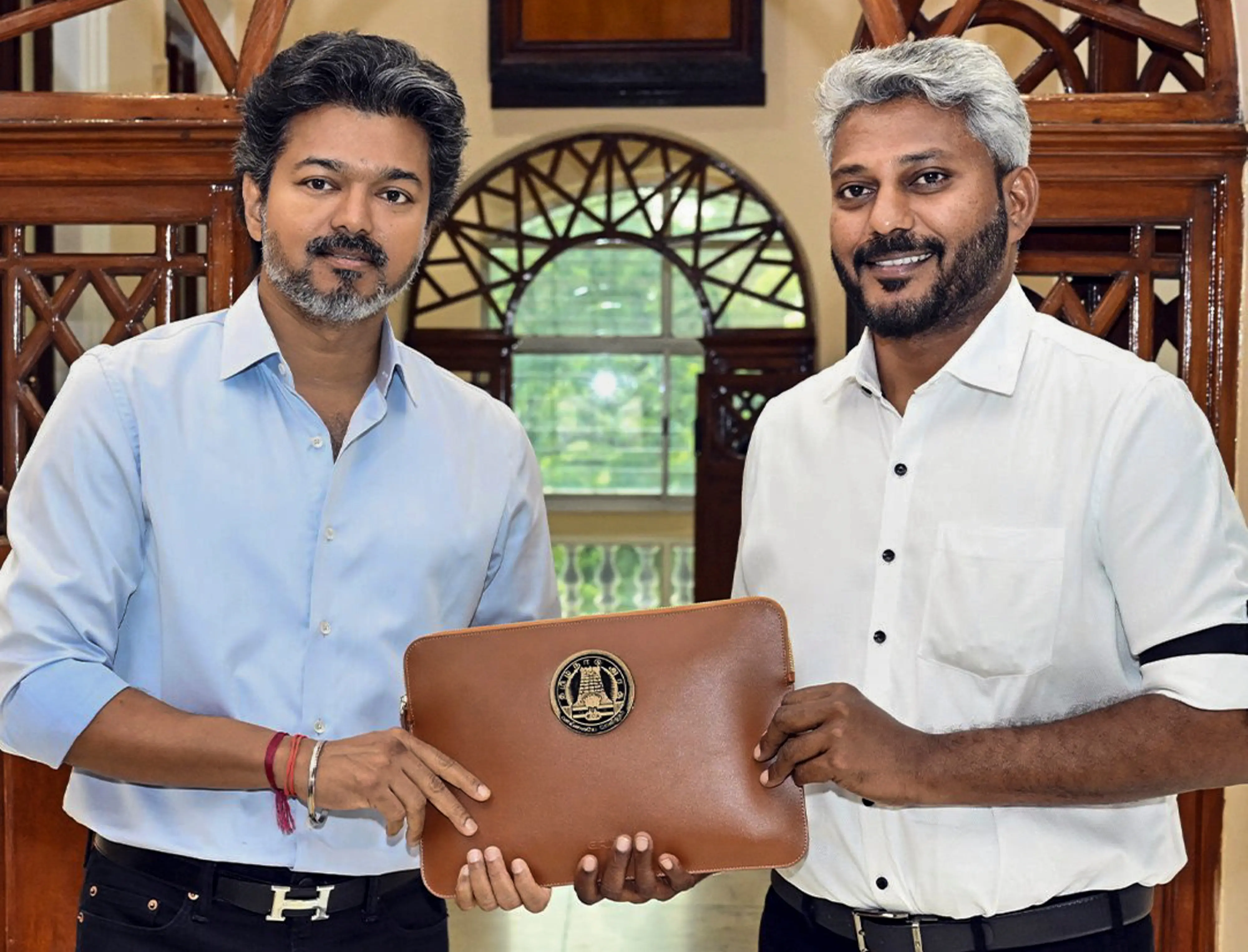തമിഴ്നാട് മുഖ്യമന്ത്രി ജോസഫ് വിജയ് ധനമന്ത്രി എൻ മേരി വിൽസണൊപ്പം | Photo: PTI