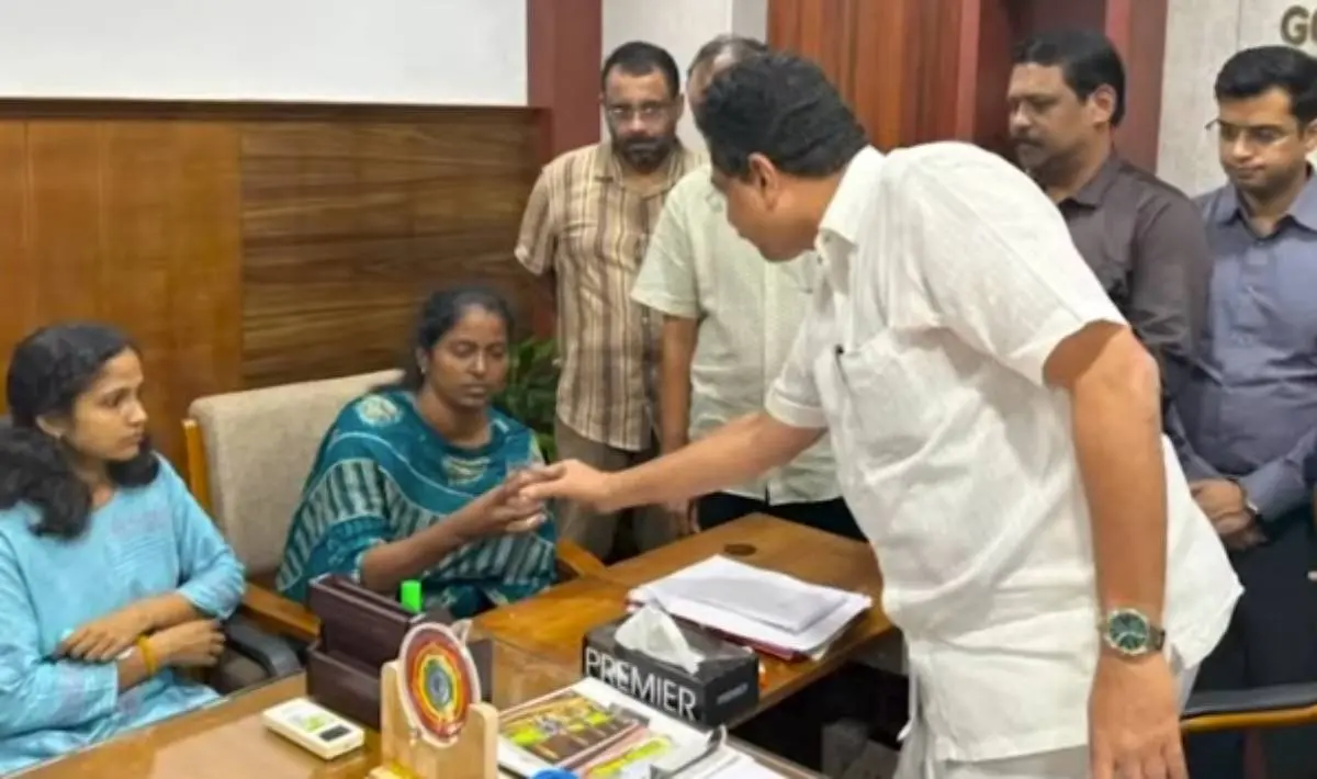 മന്ത്രി വളർമതി ടീച്ചർക്ക് വെള്ളം നല്കി നിരാഹാരസമരം അവസാനിപ്പിക്കുന്നു | PhOTO: SCREENGRAB/MATHRUBHUMI NEWS