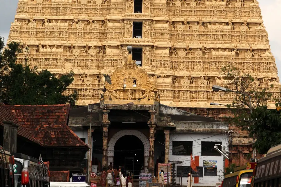 ശ്രീ പത്മനാഭസ്വാമി ക്ഷേത്രത്തിൽ തെരുവുനായ ആക്രമണം; ദർശനത്തിനെത്തിയ രണ്ടുപേർക്ക് കടിയേറ്റു
