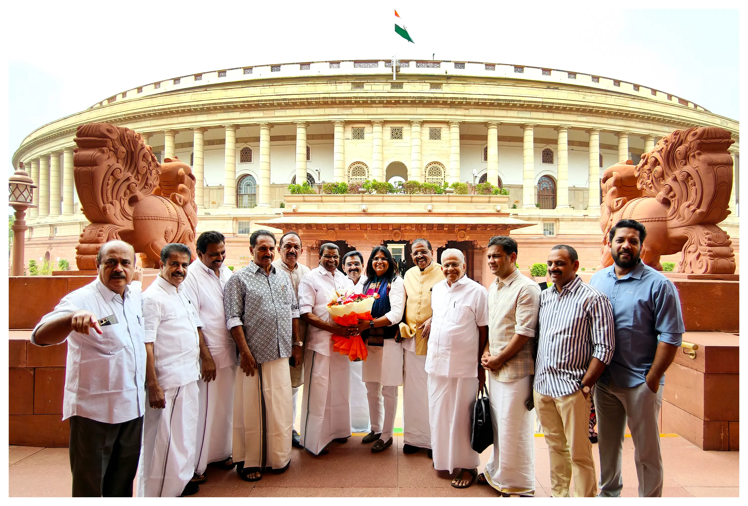 ഡൽഹിയിലെത്തിയ സ്പീക്കർ തിരുവഞ്ചൂർ രാധാകൃഷ്ണനെ കേരളത്തിൽനിന്നുള്ള എം.പി.മാർ സ്വീകരിക്കുന്നു