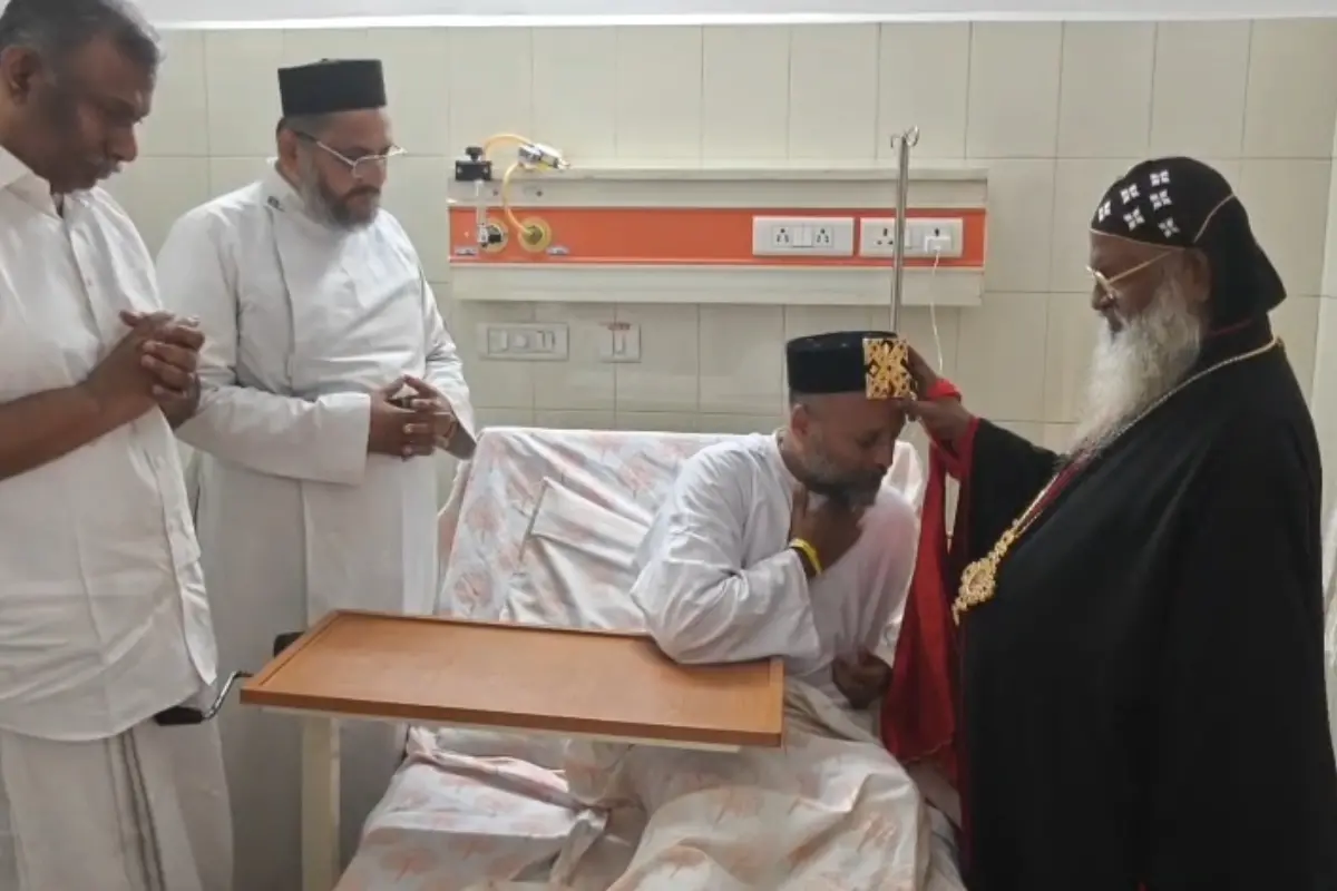 പരിക്കേറ്റ് ചികിത്സയിൽ കഴിയുന്ന ഫാ. എബിന് ഏബ്രഹാമിനെ കാതോലിക്കാ ബാവ സന്ദർശിച്ചപ്പോൾ