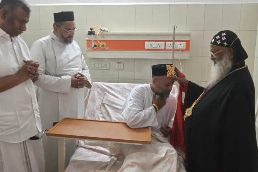 Catholicos Baselios Marthoma Mathews III Visits Injured Priest