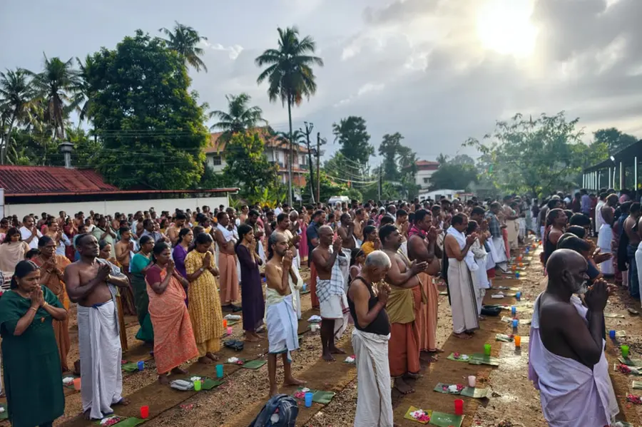 കർക്കടകവാവുബലി: പിതൃതർപ്പണത്തിന് തുടക്കമായി; ധ്യാനമനസ്സോടെ, ആത്മശാന്തിക്കായി