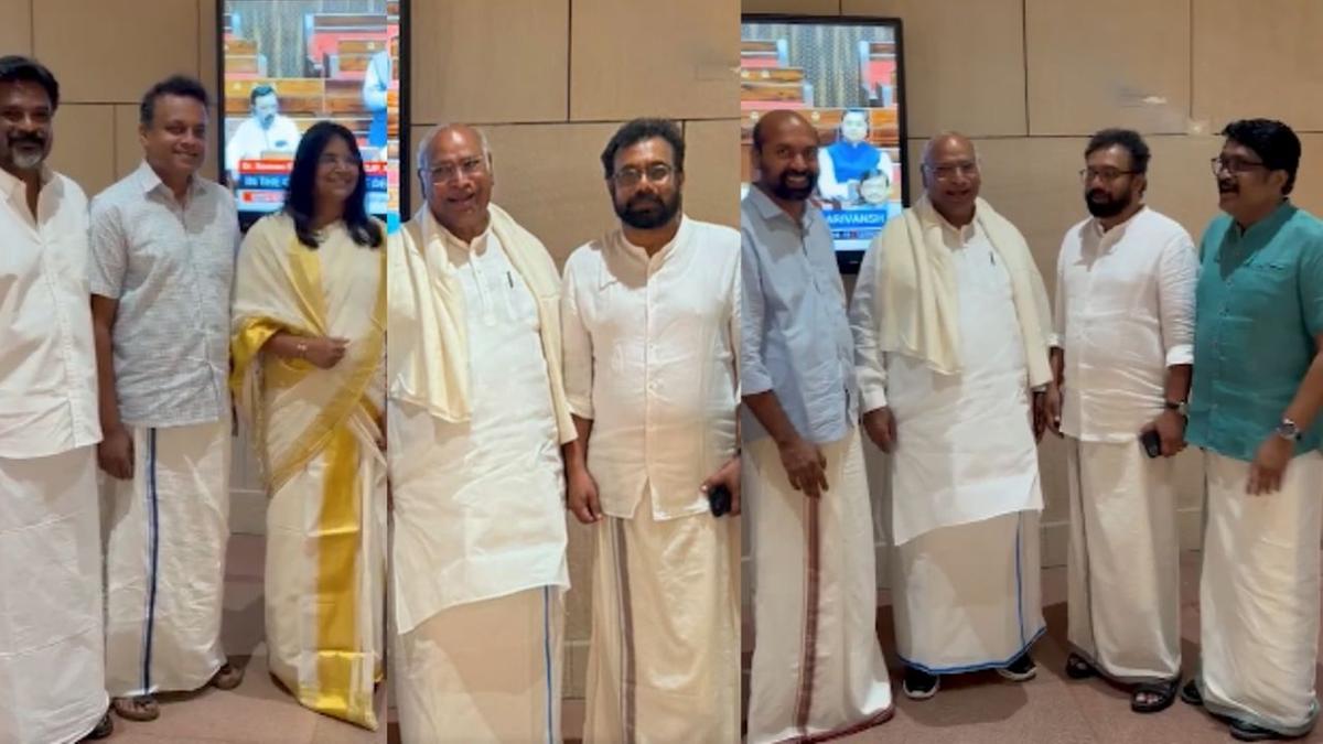 ലുങ്കിവാല പരാമർശം: ഖാർഗെ മുണ്ടുടുത്ത് പ്രതിഷേധിച്ചു