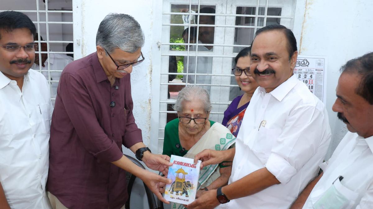 ലീലാവതിയുടെ 'ഭാരതാലോകം' മുഖ്യമന്ത്രി പ്രകാശനം ചെയ്തു
