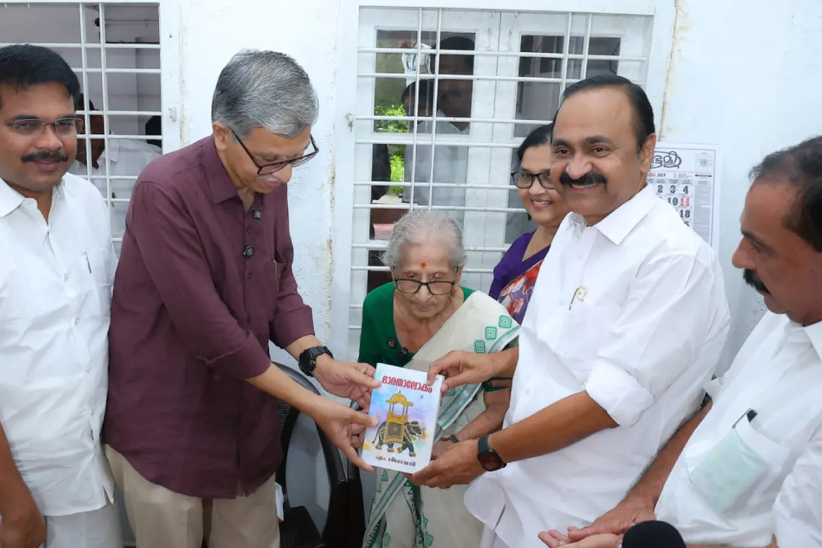 ഡോ. എം. ലീലാവതിയുടെ 'ഭാരതാലോകം' മുഖ്യമന്ത്രി വി.ഡി. സതീശന് പ്രകാശനം ചെയ്യുന്നു