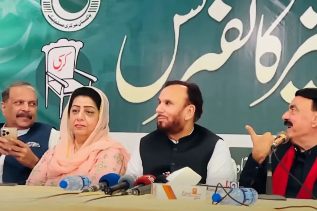 Former Pakistan minister Sheikh Rasheed Ahmed (R) at a public event where he praised Hafiz Saeed