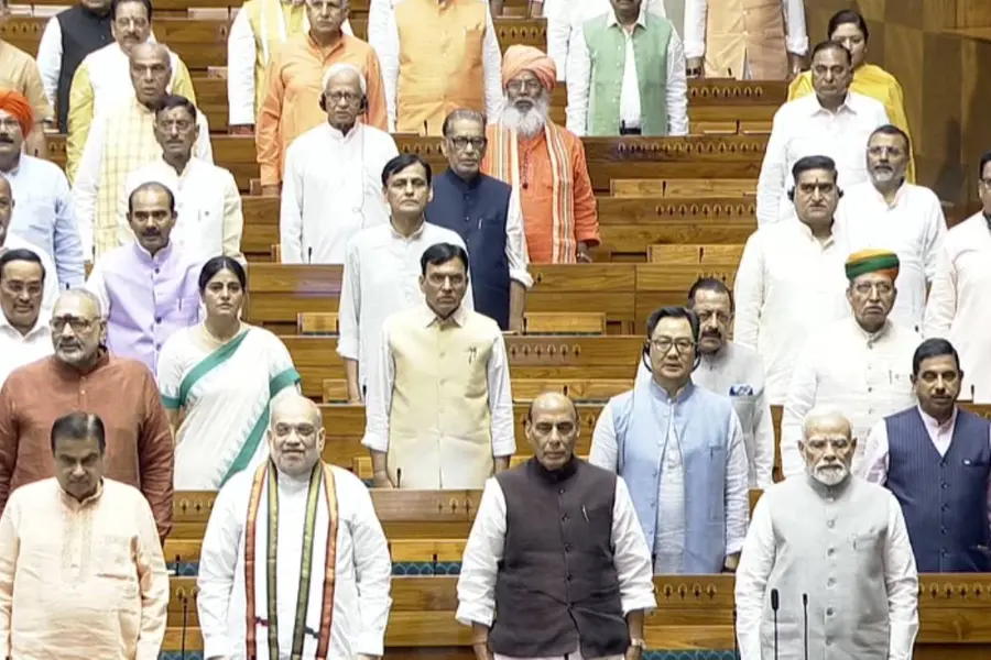 ഒടുവിൽ അമിത് ഷാ എത്തി, ഒന്നും മിണ്ടിയില്ല; വന്ദേമാതരം പാടി സഭ പിരിഞ്ഞു