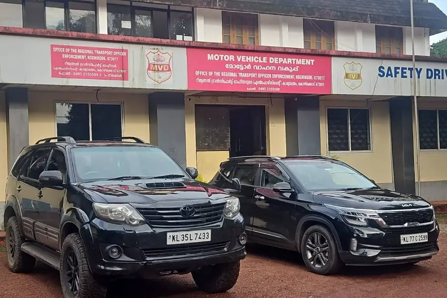 കാറിന്റെ മുകളിലിരുന്ന് അഭ്യാസപ്രകടനം; വാഹനം പിടിച്ചെടുത്ത് എംവിഡി, ലൈസൻസ് സസ്പൻഡ് ചെയ്യും