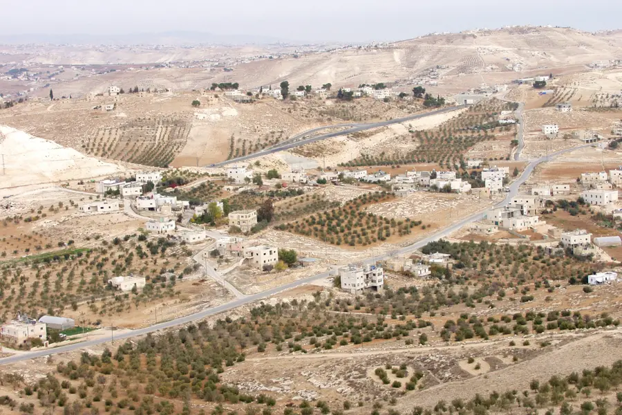 Israeli settlers surround Palestinian homes in Qusra, cut off water and electricity