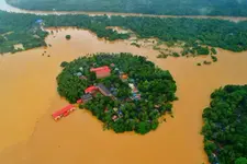 കടലിലേക്ക് ഒഴുകാൻ വഴിയില്ല! പ്രളയജലം നഗരങ്ങളെയും ഗ്രാമങ്ങളെയും വിഴുങ്ങിയത് എങ്ങനെ?