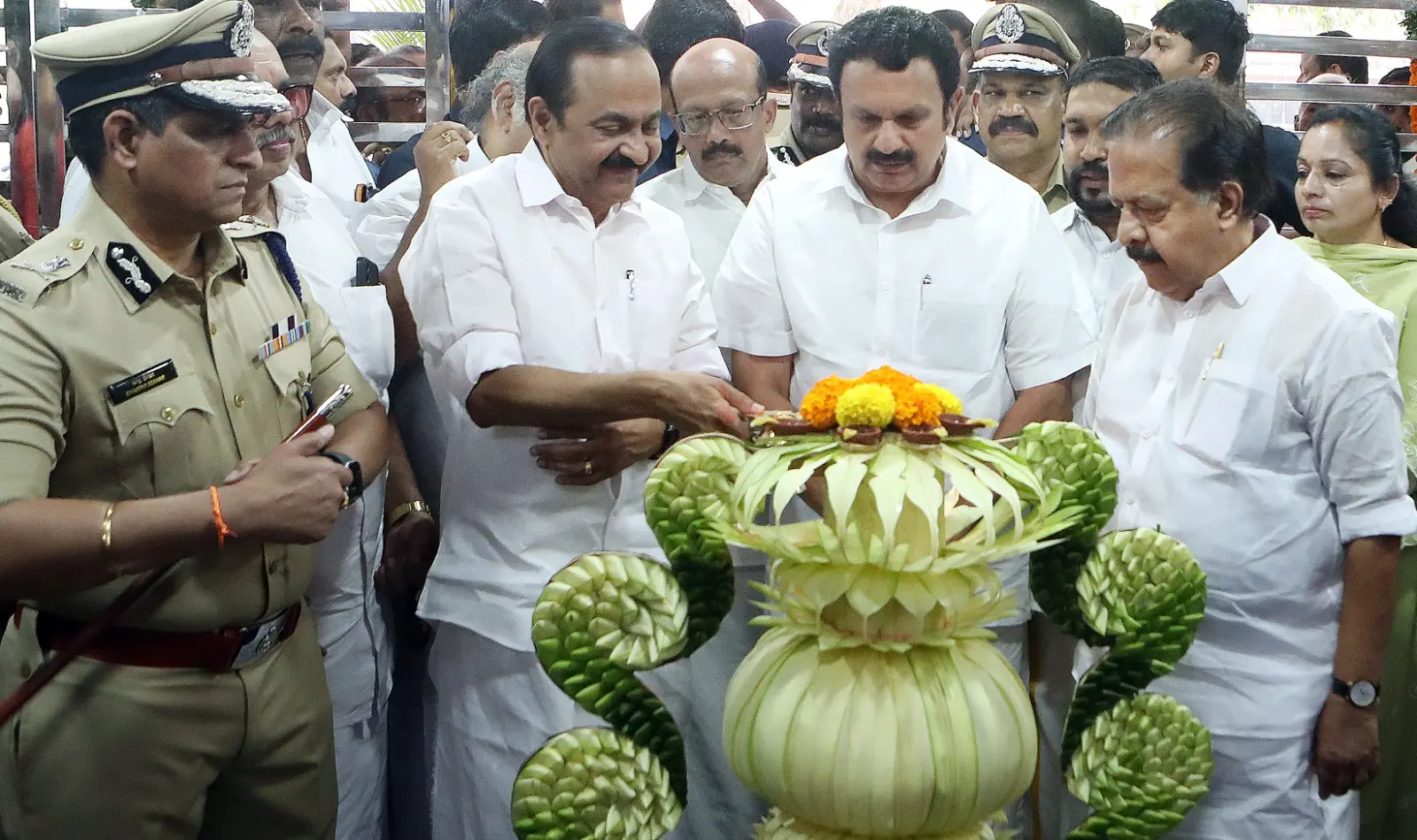 മൈ പോലീസ് സ്റ്റേഷൻ പദ്ധതിയുടെ സംസ്ഥാനതല ഉദ്ഘാടനം തിരുവനന്തപുരം പേരൂർക്കട പോലീസ് സ്റ്റേഷനിൽ മുഖ്യമന്ത്രി വി.ഡി. സതീശൻ നിർവഹിക്കുന്നു. സംസ്ഥാന പോലീസ് മേധാവി റവാഡ ചന്ദ്രശേഖർ, മന്ത്രിമാരായ കെ.മുരളീധരൻ, രമേശ് ചെന്നിത്തല,എ.ഡി.ജി.പി പി.വിജയൻ തുടങ്ങിയവർ സമീപം. ഫോട്ടോ: ബിജു വർഗീസ്