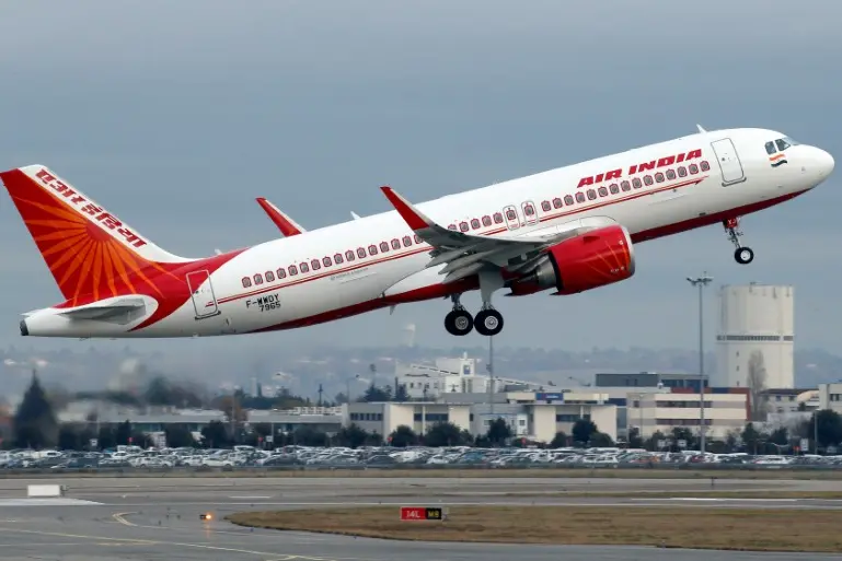 An Air India A320 lost 300 feet after all three hydraulic systems briefly lost pressure