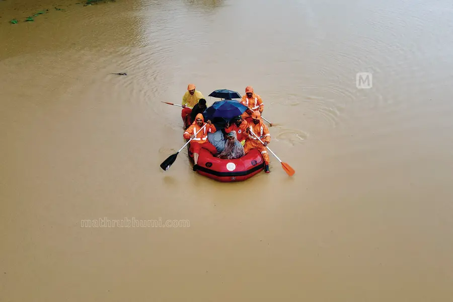 കേരളത്തിലെ പ്രളയ പ്രതിരോധത്തിന് ശാസ്ത്രീയ സമീപനം: ഐഐടി സംഘം പ്രാഥമിക റിപ്പോർട്ട് സമർപ്പിച്ചു
