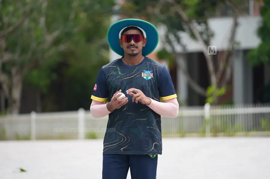 സ്പിന്നറിൽ നിന്ന് ഡെത്ത് ഓവർ പേസറായി; ഹാർഡ് ടെന്നീസിൽ നിന്ന് കെസിഎൽ വേദിയിലേക്ക്