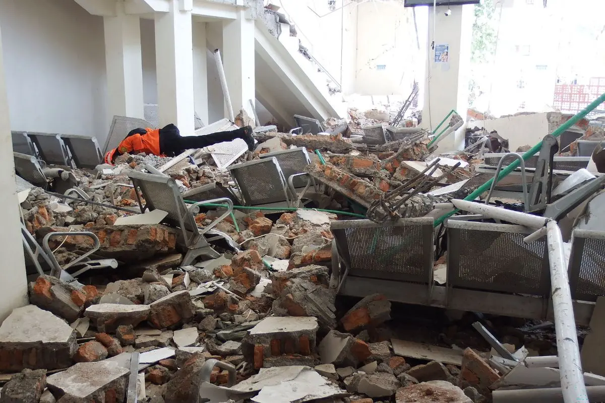 A rescue team searches for victims in the ruins of the Laurensius Say Port in Maumere, Sikka, East Nusa Tenggara on August 15, 2026, after a magnitude 7.7 earthquake struck Flores Island (Photo: AFP)