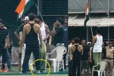 ക്രിക്കറ്റ് മാച്ച് നിർത്തി സ്വാതന്ത്ര്യദിനാഘോഷം; പതാക സ്വീകരിക്കുംമുമ്പ് ചെരുപ്പഴിച്ച് അക്ഷയ് കുമാർ