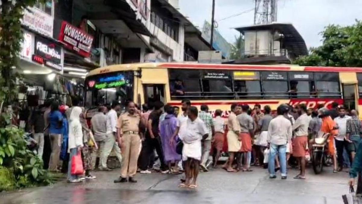 ഡിവൈഎഫ്ഐ ജാഥയിലേക്ക് കെഎസ്ആർടിസി ബസ് ഇടിച്ചുകയറി
