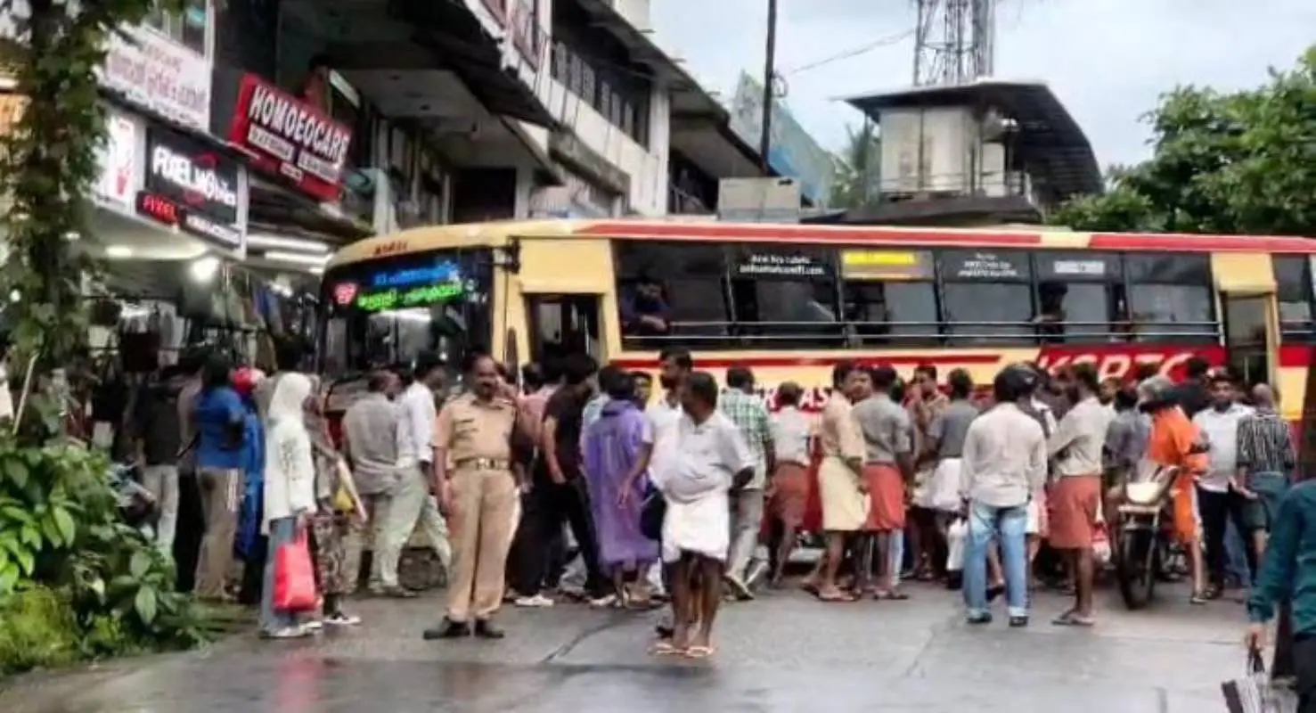 പ്രകടനത്തിലേക്ക് ഇടിച്ചുകയറിയ കെഎസ്ആർടിസി ബസ്