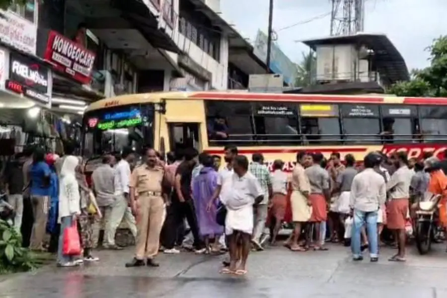 ഡിവൈഎഫ്ഐ യങ് ഇന്ത്യ ക്യാമ്പയിൻ പ്രകടനത്തിലേക്ക് കെഎസ്ആർടിസി ബസ് ഇടിച്ചുകയറി; താമരശ്ശേരിയിൽ പ്രതിഷേധം