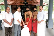 ഇത് മതമൈത്രിയുടെ നിറപുത്തരി; ഭഗവതി കോട്ടയിൽ നിറപുത്തരിക്കുള്ള നെല്ല് കൈമാറി സൽമാൻ