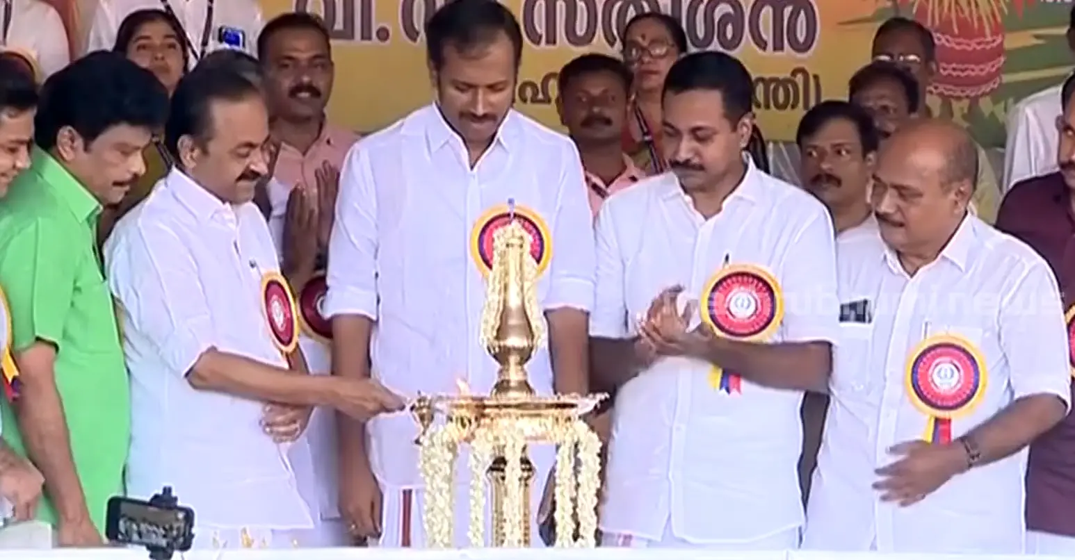 Chief Minister V. D. Satheesan inaugurating Thrippunithura Athachamayam | Photo: Screengrab/Mathrubhumi News