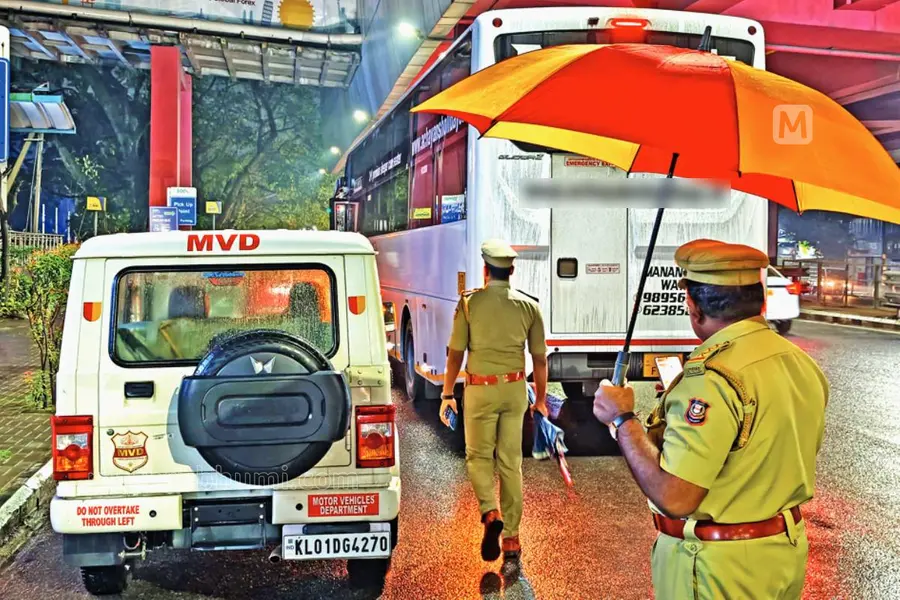 MVD വീണ്ടും ഇറങ്ങി, നികുതി വെട്ടിച്ച് ഓടുന്ന ടൂറിസ്റ്റ് ബസുകൾക്ക് പൂട്ട്; പിഴയിട്ടത് ഒരു കോടി രൂപ