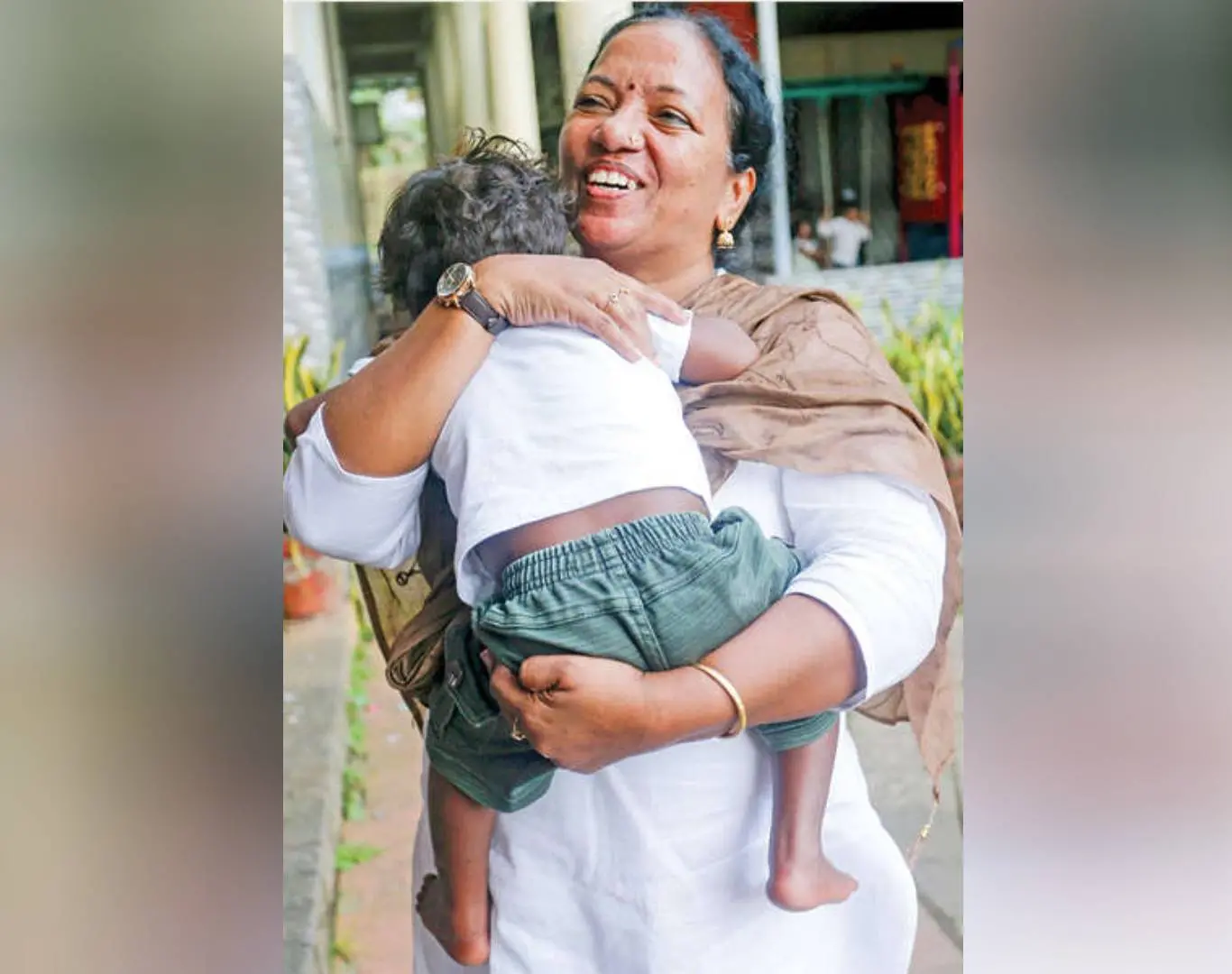 കുട്ടിയെ സംരക്ഷിക്കുന്ന കേന്ദ്രത്തിലേക്കെത്തിയ പട്ടികജാതി-പട്ടികവര്ഗ വികസന വകുപ്പുമന്ത്രി കെ.എ. തുളസി കുട്ടിയെ എടുത്ത് ലാളിക്കുന്നു. ഫോട്ടോ: ശ്രീജിത്ത് പി. രാജ്