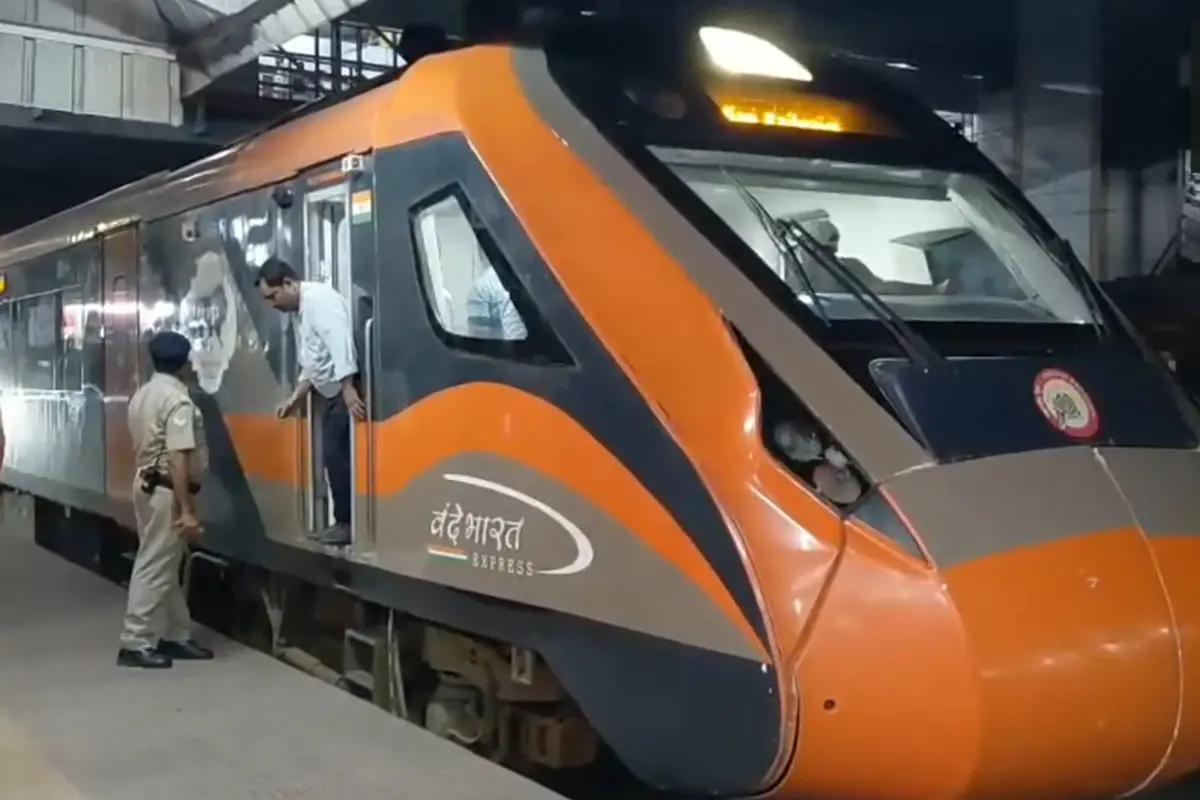 Varanasi-Ranchi Vande Bharat Express stranded on Saturday.| Photo: ANI