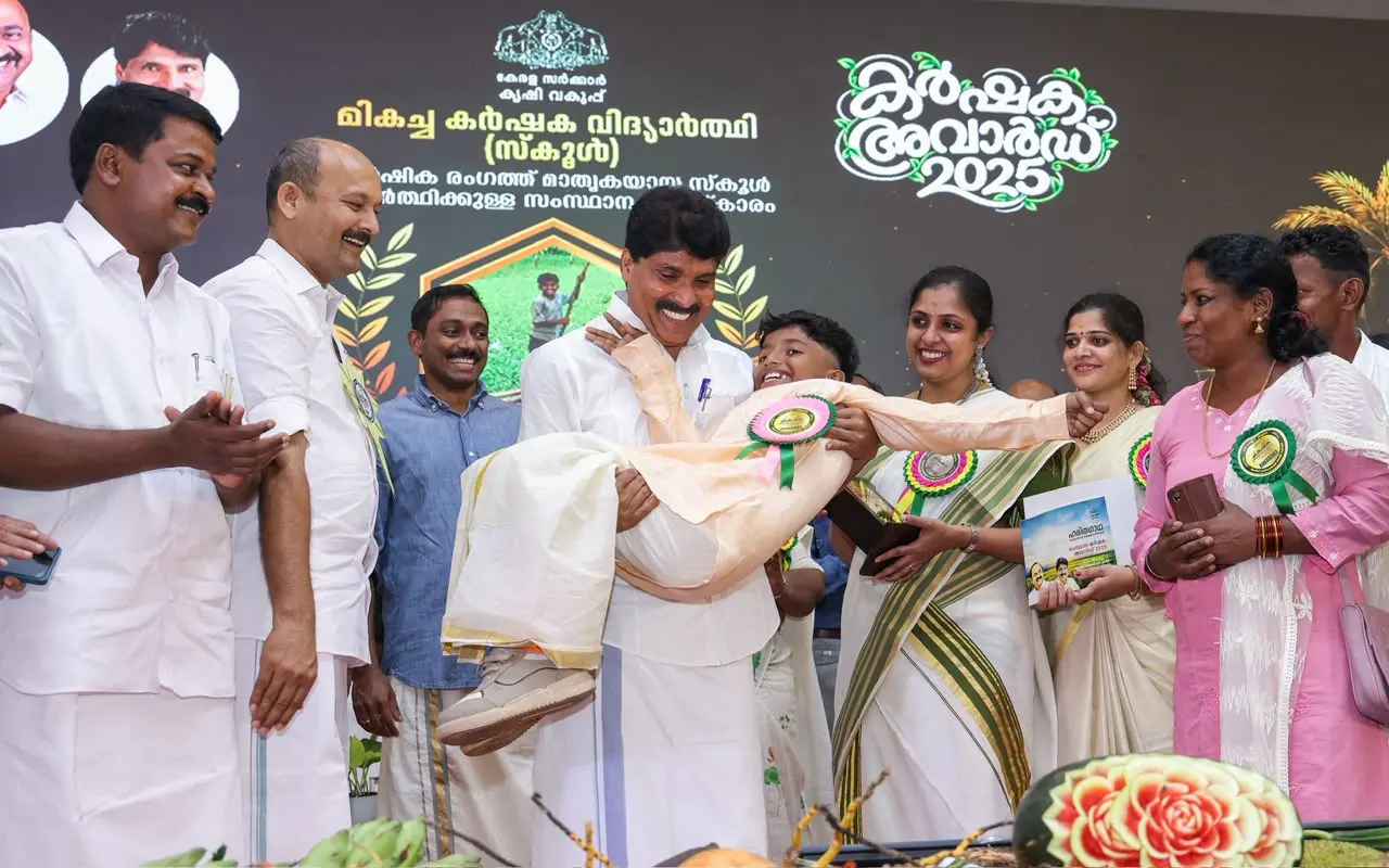 ആദിത്യനെ മന്ത്രി എടുത്തുയർത്തുന്നു