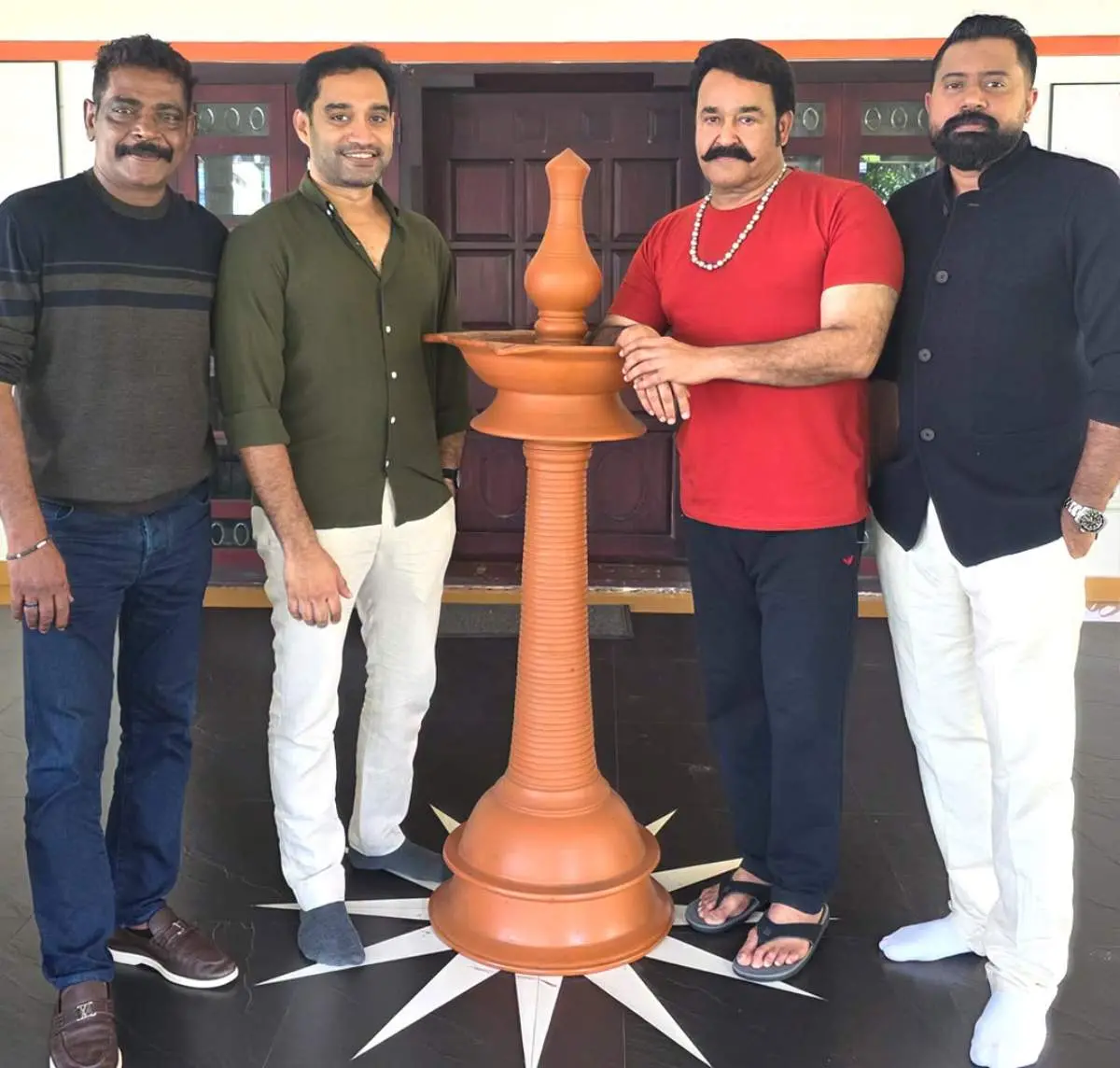 അനൂപ് സത്യനും ആന്റണി പെരുമ്പാവൂരിനും ബിനു ജോര്ജ് അലക്സാണ്ടറിനുമൊപ്പം മോഹന്ലാല് | Photo: fb/ mohanlal