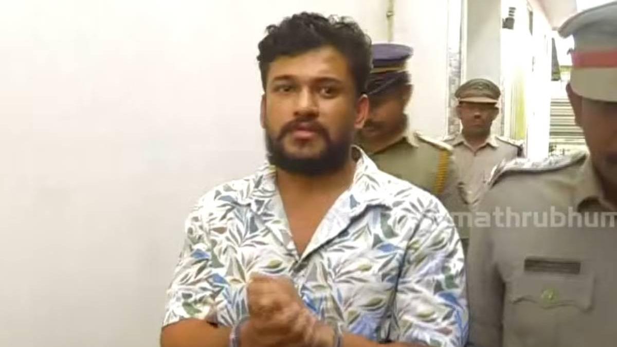 അർജുൻ ആയങ്കി തെളിവെടുപ്പിനിടെ പോലീസിനെ പരിഹസിച്ചു