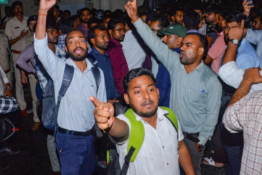 protest outside Jharkhand secretariat after exams cancelled