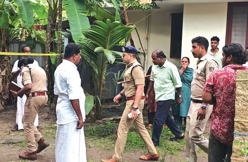 എറണാകുളം റെയ്ഞ്ച് ഡി.ഐ.ജി. യതീഷ് ചന്ദ്ര കരുവാറ്റയിൽ കൊലപാതകം നടന്ന വീട് സന്ദർശിച്ചപ്പോൾ