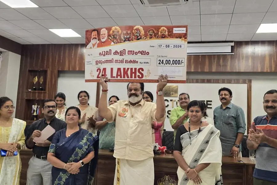 പുലികളി സംഘങ്ങൾക്ക് 24 ലക്ഷം കൈമാറി സുരേഷ് ഗോപി; ‘തൃശ്ശൂരിന്റെ കല രാഷ്ട്രീയത്തിന് മുകളിൽ’