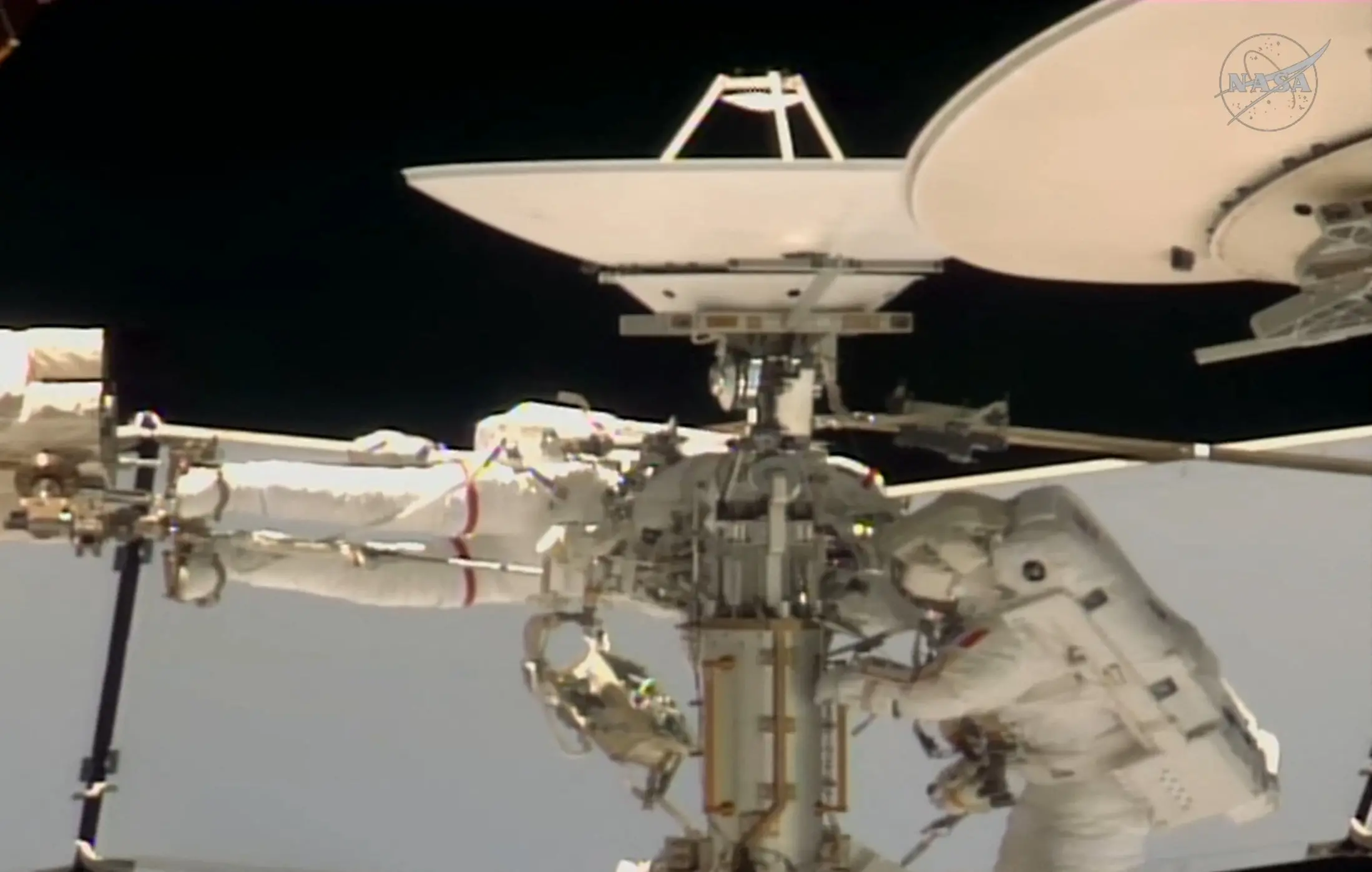 NASA astronaut Anil Menon (L) and ESA astronaut Sophie Adenot (R) working during their spacewalk outside the International Space Station (ISS) | Photo: NASA / HANDOUT
