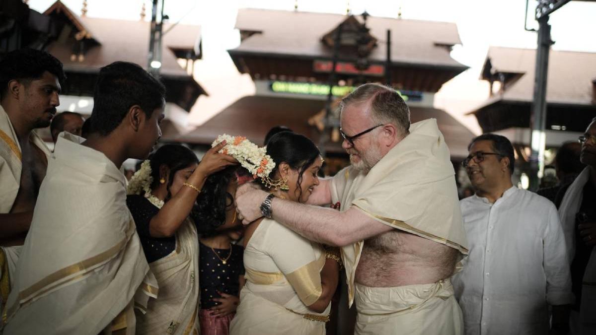 സ്കോട്ടിഷ് എംപി മാർട്ടിൻ ഗുരുവായൂരിൽ നിധിനെ വിവാഹം കഴിച്ചു