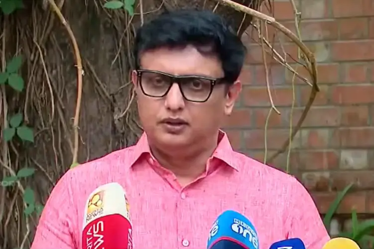പേടിച്ചോടില്ല, ഞങ്ങളുടെ സ്വാധീനമില്ലാതെ തന്നെ ബിസിനസ് ചെയ്യാനുള്ള കഴിവ് വീണയ്ക്കുണ്ട്- റിയാസ്