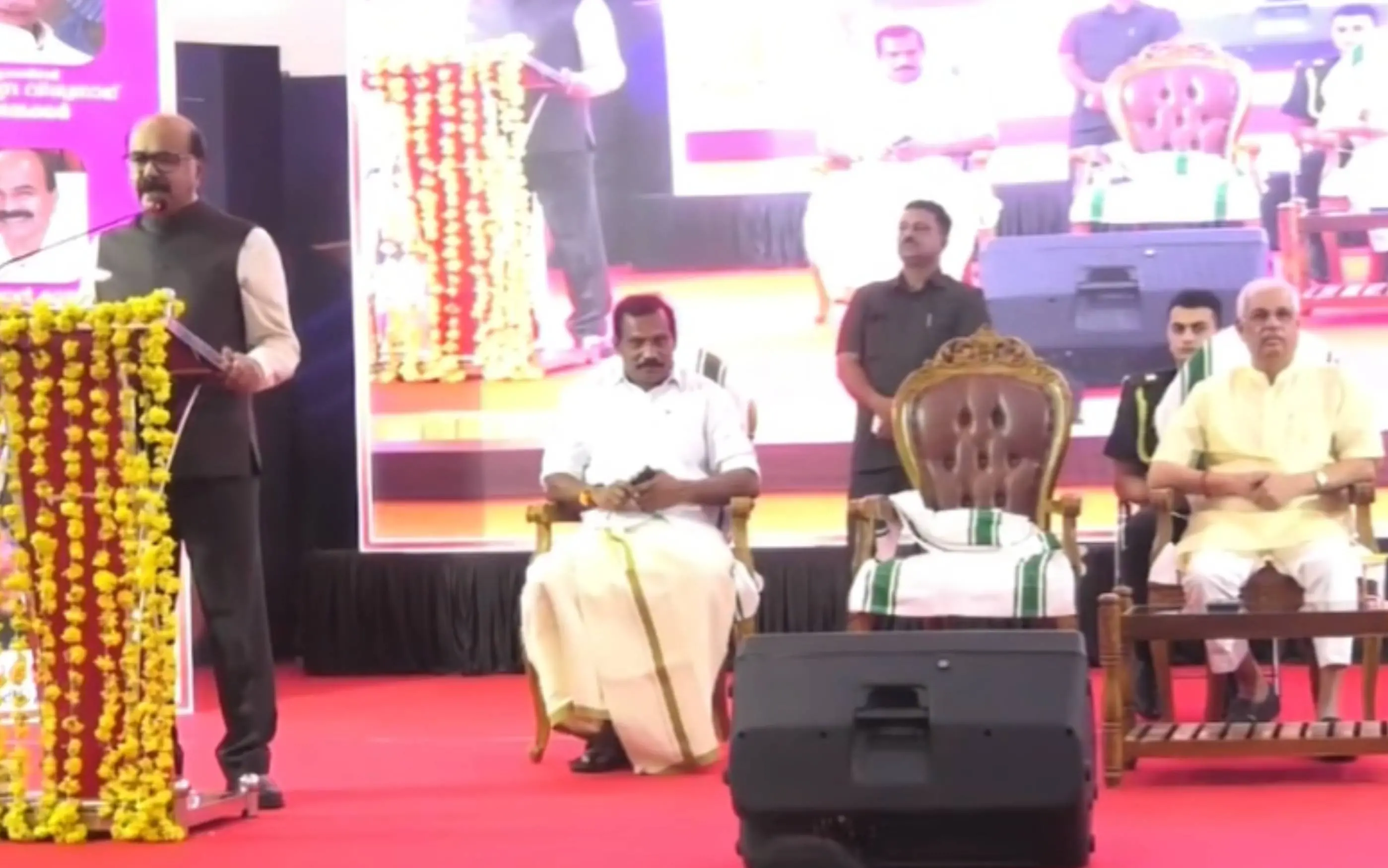 വൈസ് ചാൻസലർ ഡോ. മോഹനൻ കുന്നുമ്മൽ സംസാരിക്കുന്നു