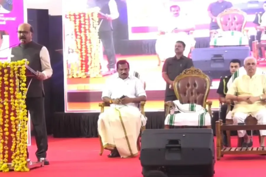 'പാറ്റകളല്ലാത്തവർ ശബ്ദമുയർത്തൂ'; പ്രതികരിക്കാതെ വിദ്യാർഥികൾ, ഇളിഭ്യനായി വി.സി | VIDEO