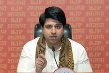 ‘സോണിയയേയും രാഹുലിനേയും പ്രിയങ്കയേയും പുറത്താക്കിയാൽ കോൺഗ്രസിലേക്ക് മടങ്ങാം’; പരിഹാസവുമായി പൂനവാല