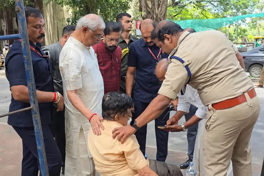 Kerala Governor Rajendra Vishwanath Arlekar stepped out of his convoy to inspect a pedestrian who collapsed